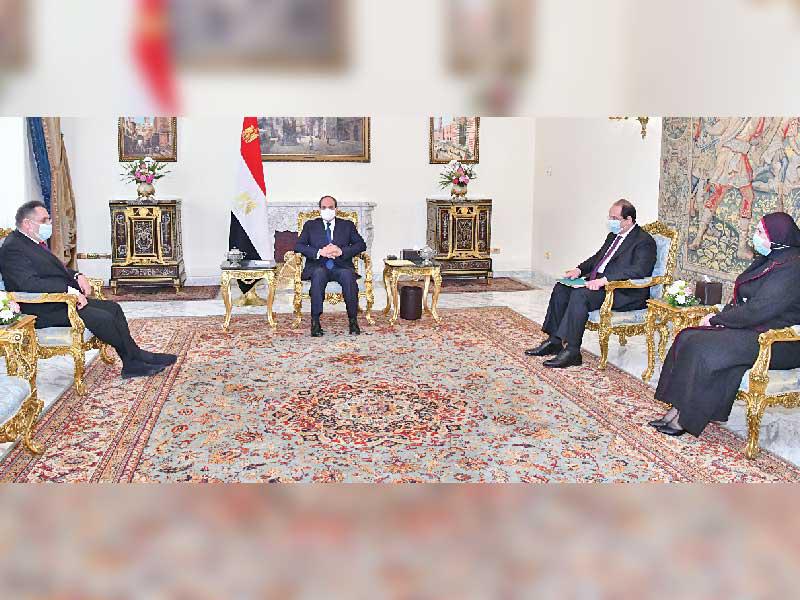 السيسي مستقبلاً الصقر أمس، بحضور رئيس المخابرات العامة عباس كامل ووزيرة التجارة والصناعة نيفين جامعn