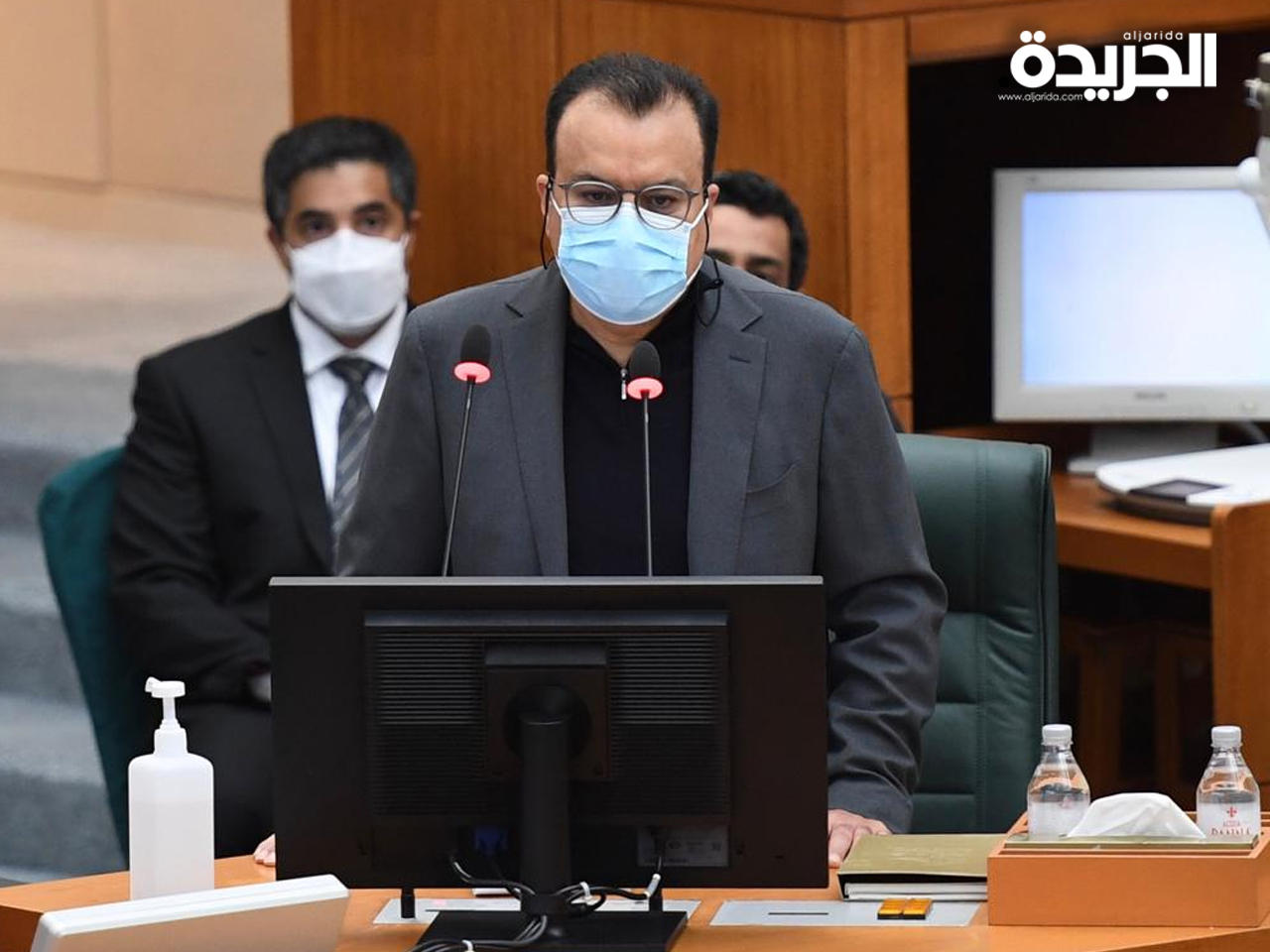 وزير الصحة بجانب فريق طبي من الوزارة في جلسة مناقشة تدعايات «كورونا»