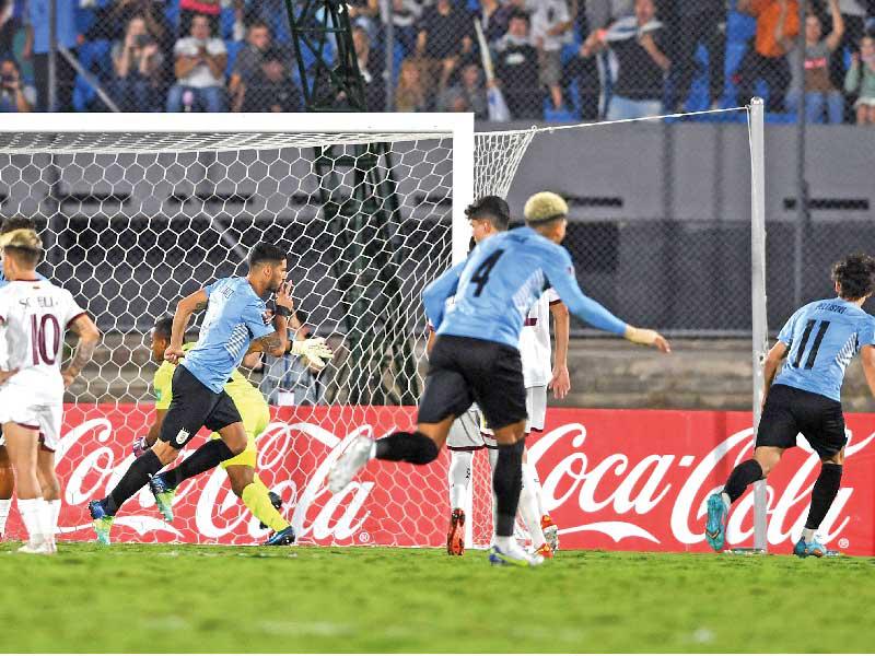 سواريز نجم اوروغواي يحتفل بهدفه