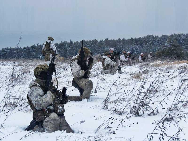 أفراد من القوة الجوية الأوكرانية خلال تدريبات عسكرية في منطقة لفيف      (رويترز)