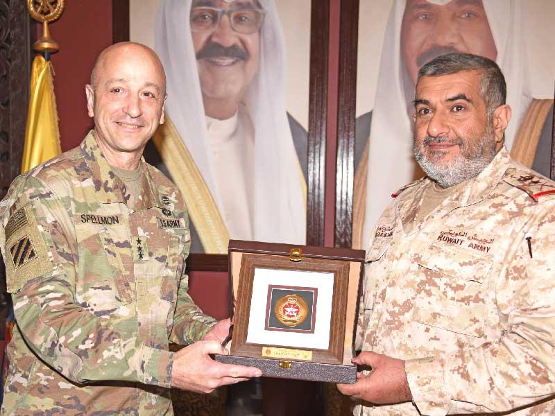 رئيس الأركان العامة للجيش الفريق الركن خالد الصالح مكرماً المسؤول الأميركي