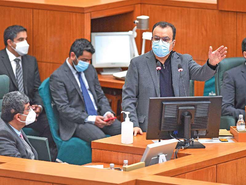 وزير الصحة متحدثاً في جلسة أمسt (تصوير عبدالله الخلف)