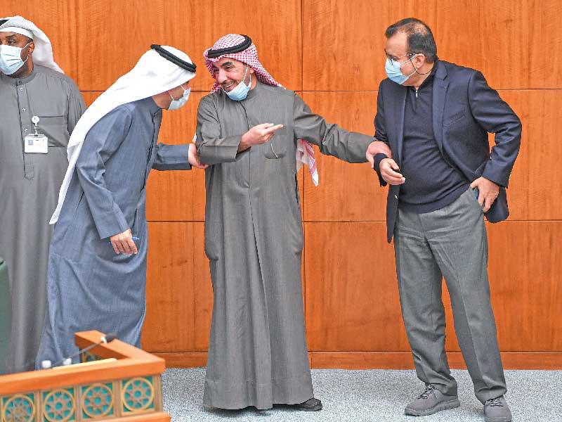 وزير الصحة د. خالد السعيد والنائب د. حسن جوهر و النائب بدر الحميدي  بجلسة سابقة