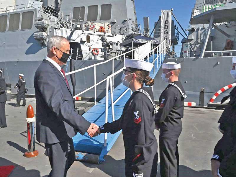 وزير الدفاع الإسرائيلي بيني غانتس خلال زيارة لمقر الأسطول الخامس الأميركي في البحرين أمس (أ ف ب)