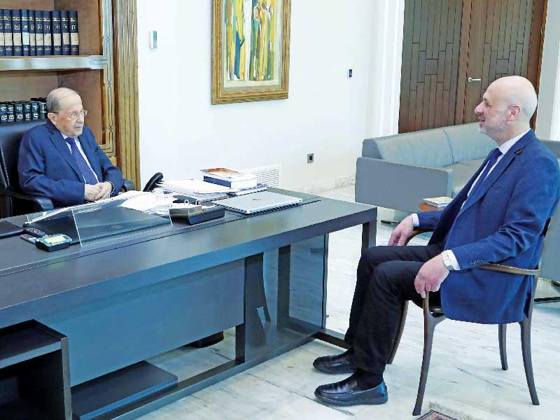 عون مستقبلاً وزير الداخلية بسام مولوي في القصر الجمهوري أمس  (دالاتي ونهرا)