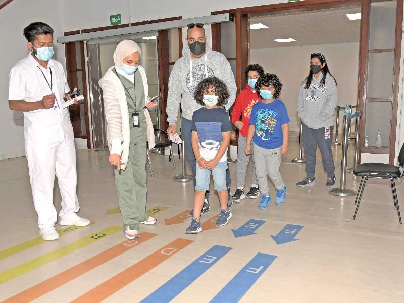 جانب من تطعيم الأطفال أمس (تصوير ميلاد غالي)