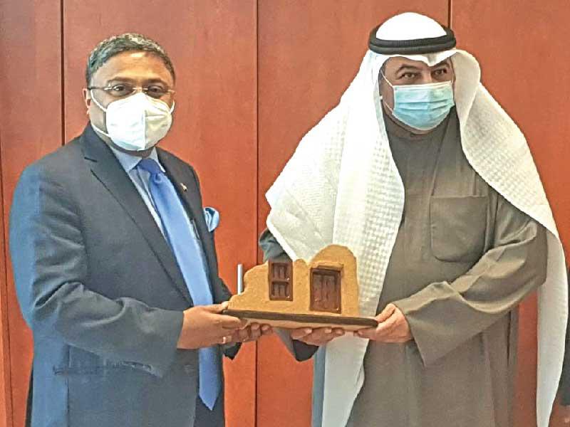 مدير الهيئة العامة للقوى العاملة أحمد الموسى يتبادل هدية تذكارية مع السفير الهندي