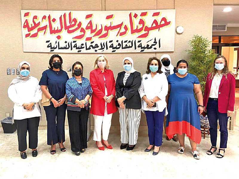 السفيرة الأميركية لدى البلاد آلينا رومانوسكي خلال زيارتها الجمعية الثقافية النسائية أمس