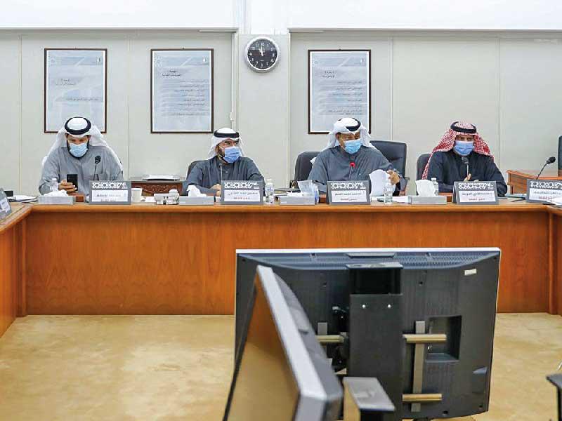 أعضاء اللجنة التعليمية في اجتماع سابق