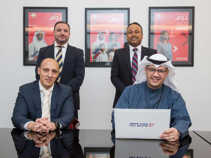 محمد القطان وفريد كارات أثناء توقيع العقد