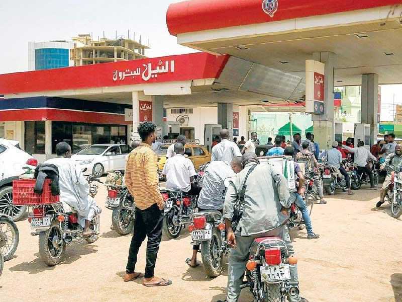 ازدحام أمام أحد المحطات