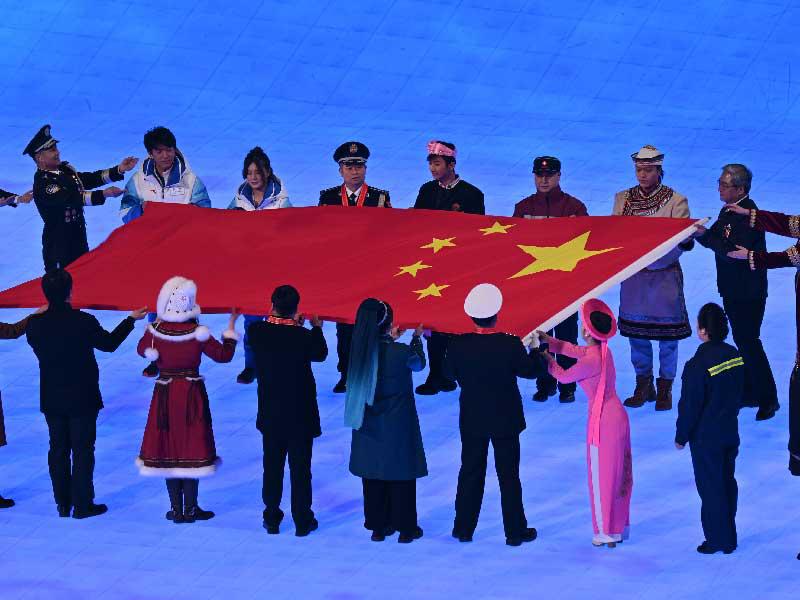 صينيون خلال افتتاح الأولمبياد الشتوي في بكين أمس الأولt ( د ب أ)