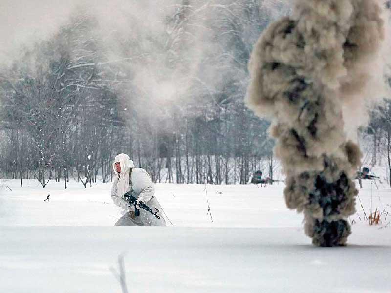 جندي روسي خلال تمرين تكتيكي في لينينغراد أمس t(وزارة الدفاع)