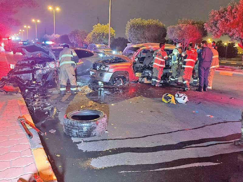 رجال الإطفاء يتعاملون مع الحادث 