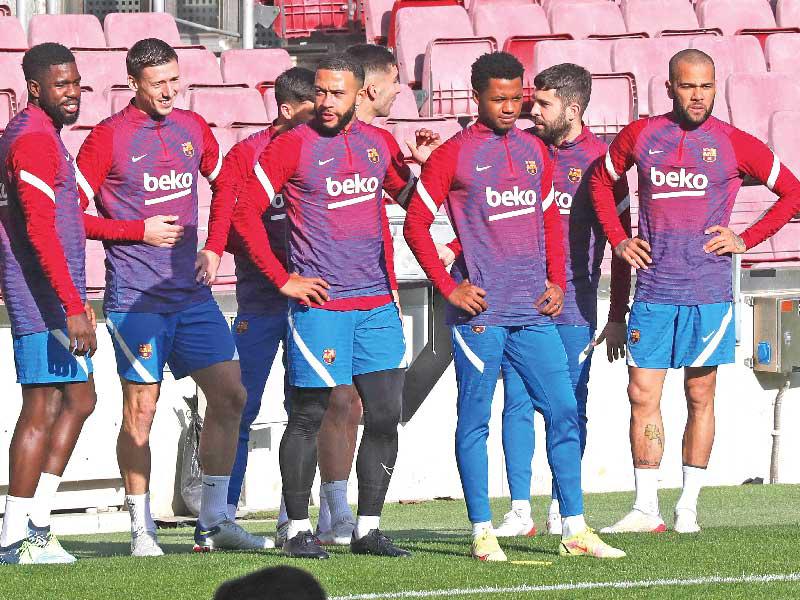 لاعبو برشلونة خلال تدريبات سابقة