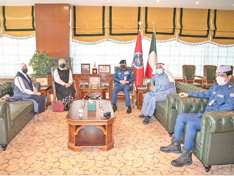 رئيس قوة الاطفاء العام الفريق خالد المكراد مستقبلاً  وكيلة وزارة المواصلات المهندسة خلود شهاب ومساعد رئيس مركز العمل التطوعي أنور الرفاعي