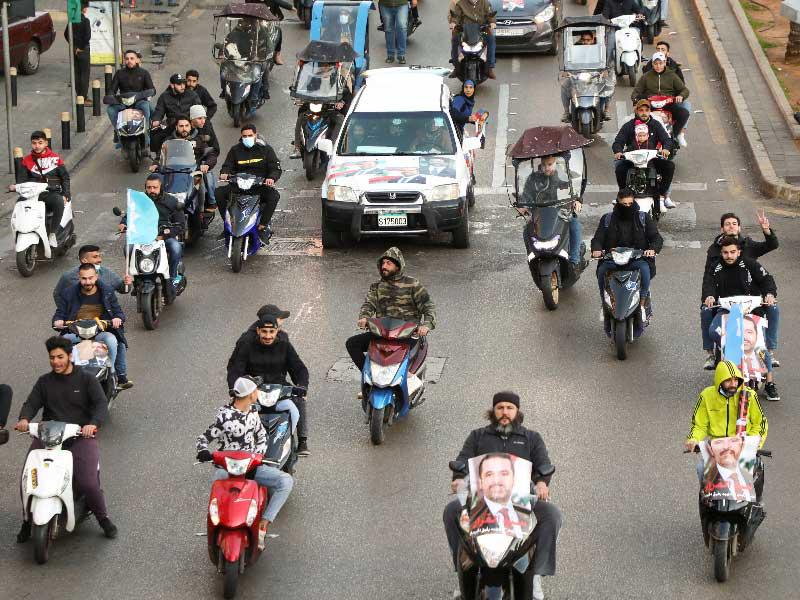 أنصار سعد الحريري يتظاهرون الشهر الماضي في بيروت لحثه على المشاركة في الانتخابات (رويترز)