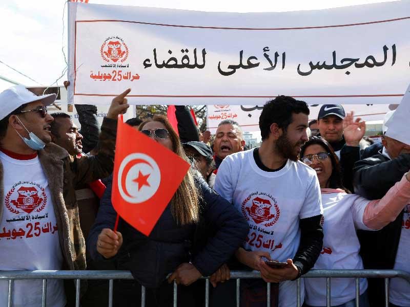 أنصار سعيد يتظاهرون ضد مجلس القضاء في تونس أمس     (رويترز)