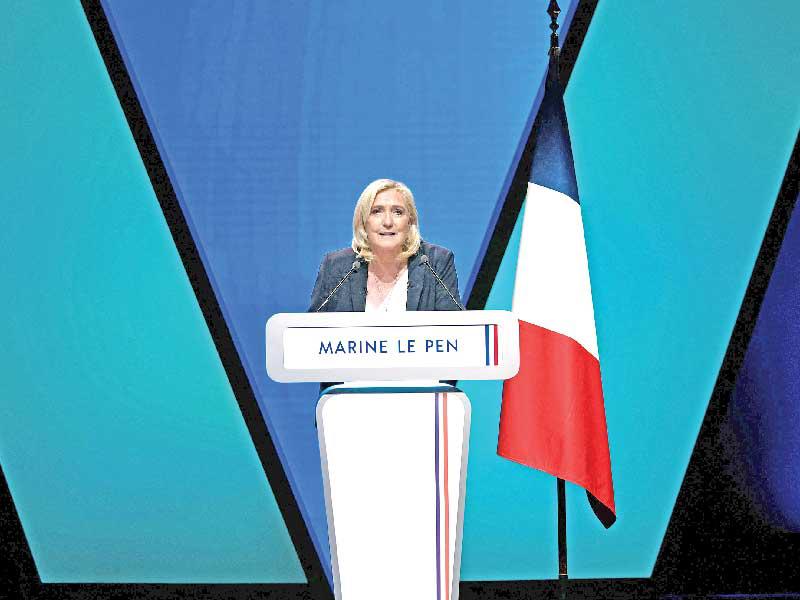 لوبن خلال تجمع في رانس أمس الأول (أ ف ب)