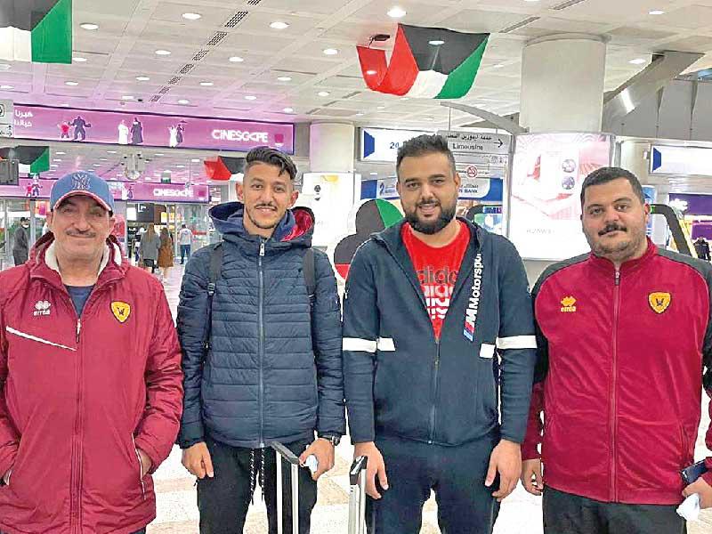 محترف فريق القادسية الجديد لكرة القدم الجزائري إلياس يعيش في مطار الكويت