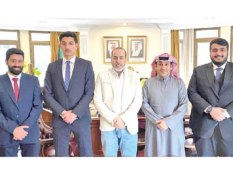 رئيس الهيئة الإدارية في الاتحاد الوطني لطلبة الكويت - فرع مصر فيصل الكندري والملحق الثقافي د. عبدالمحسن القحطاني يتوسطان وفد الاتحاد 