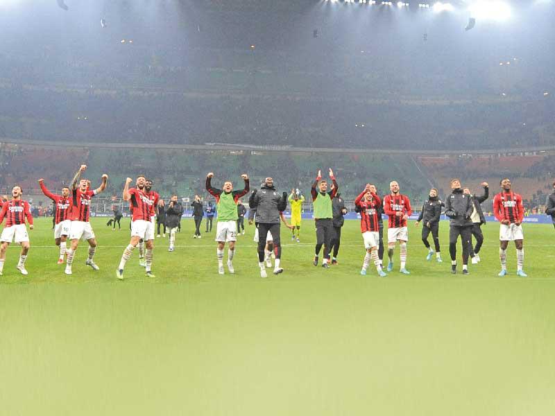 فرحة لاعبي ميلان بعد الفوز