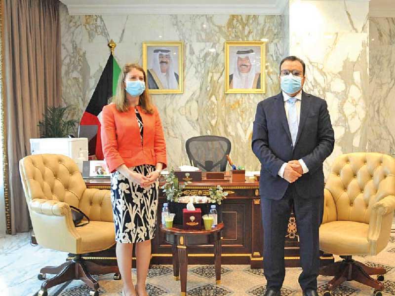 وزير الصحة د. خالد السعيد مستقبلاً سفيرة المملكة المتحدة بليندا لويس 