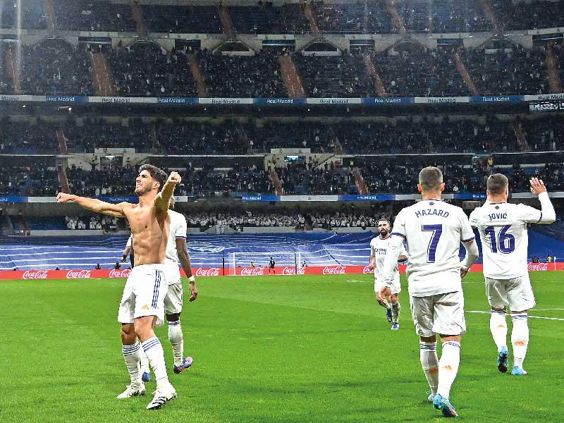 أسينسيو نجم الريال يحتفل بهدفه