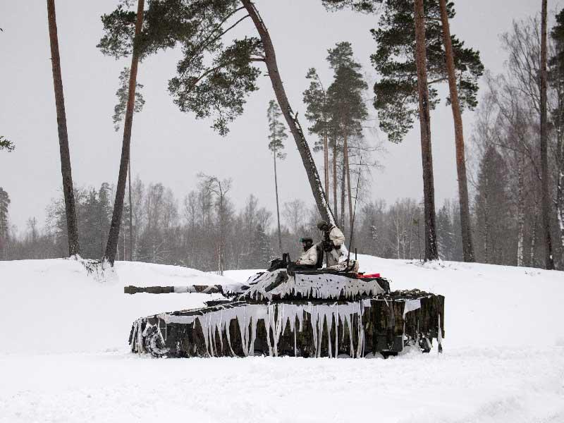 جنود بريطانيون يشاركون في تدريب كبير كجزء من عملية EFP الناتو في معسكر تابا الإستوني للجيش بالقرب من راكفير