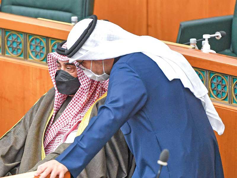 وزير الخارجية وزير الدولة لشؤون مجلس الوزراء الشيخ أحمد الناصر ورئيس الوزراء في جلسة سابقة