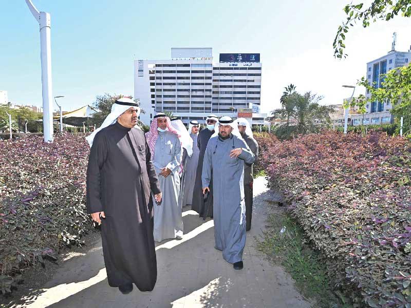 المحافظ خلال الجولة في حديقة حولي