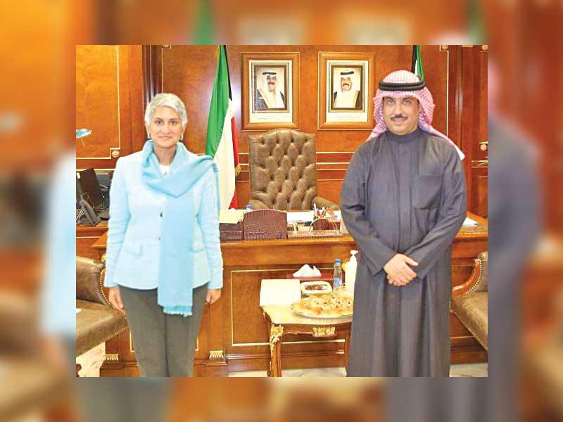 وزير الشؤون الاجتماعية والتنمية المجتمعية وزير الدولة لشؤون الإسكان والتطوير العمراني مبارك العرو مستقبلاً سفيرة كندا أمس