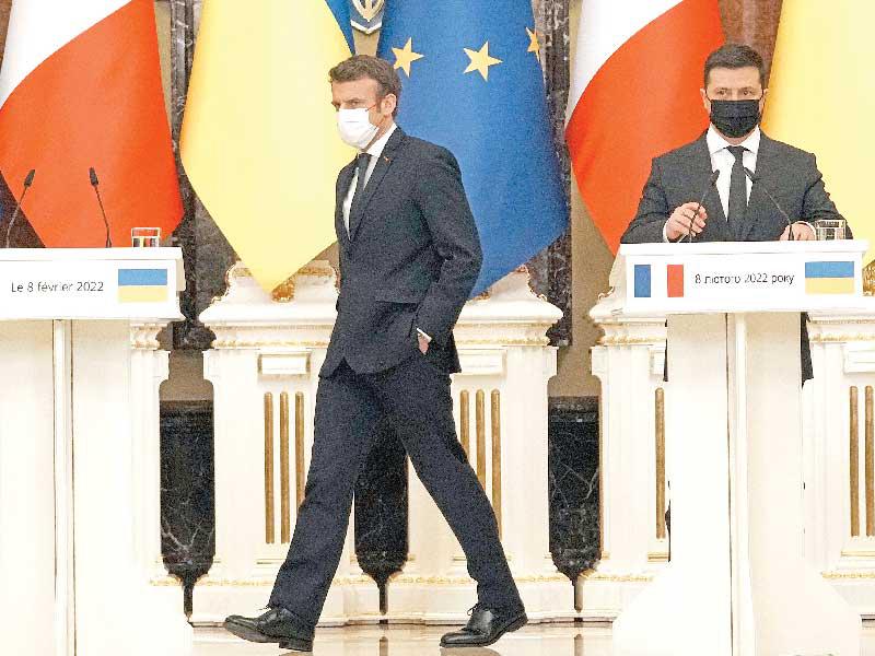 ماكرون ونظيره الأوكراني خلال مؤتمر صحافي في كييف أمس      (اي بي ايه)  