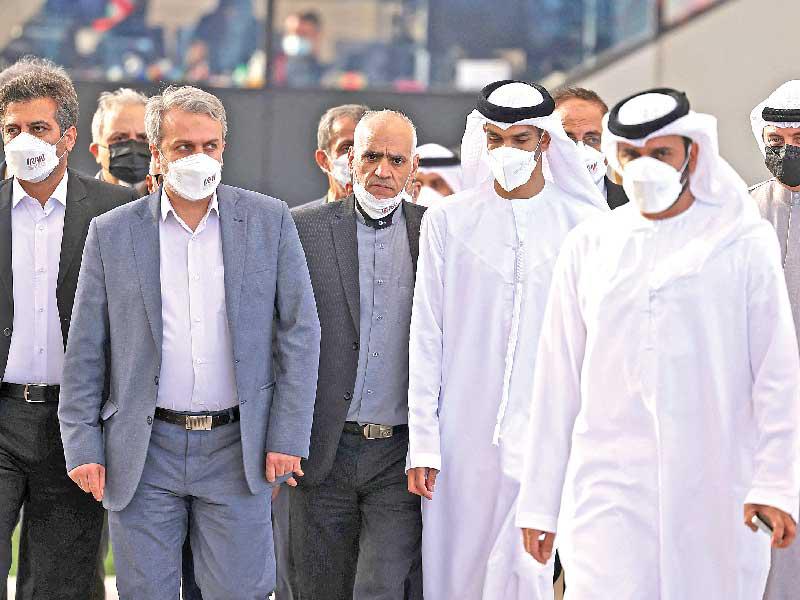 وزير الصناعة والتعدين والتجارة الإيراني رضا فاطمي أمين ووزير الدولة الإماراتي للتجارة الخارجية ثاني أحمد الزيودي في الجناح الإيراني بمعرض «إكسبو 2020» في دبي أمس (أ ف ب)