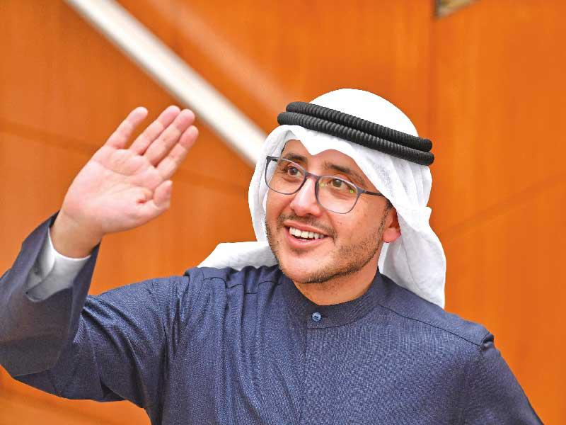 الناصر محيياً الحضور في جلسة أمس