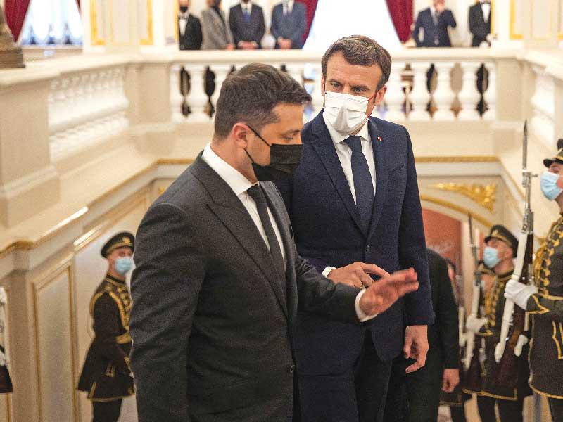 ماكرون ونظيره الأوكراني في كييف أمس (رويترز)n