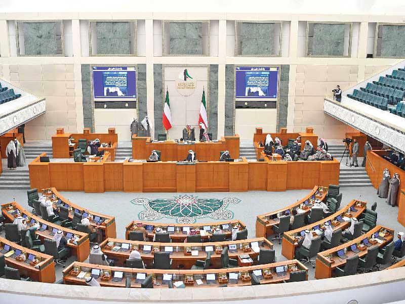 مناقشة استجواب وزير الخارجية... والناصر لحظة صعوده المنصة أمس (تصوير عبدالله الخلف)