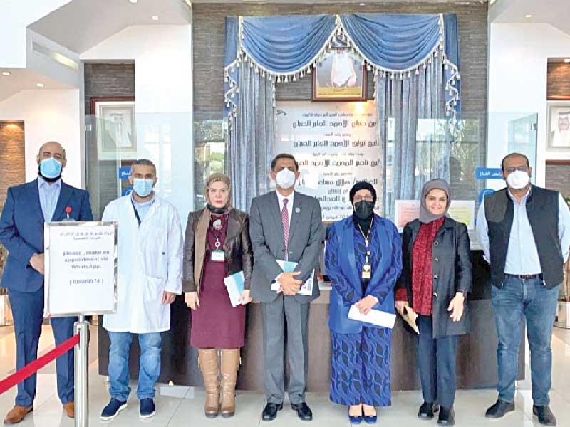 حفيظ خلال زيارته لمركز اليرموك