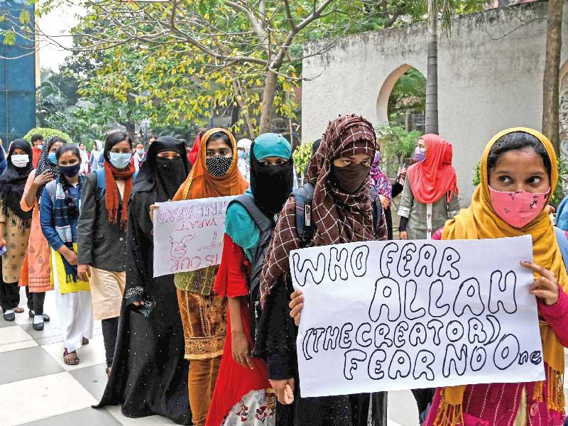 طالبات هنديات خلال احتجاج على حظر الحجاب أمام جامعة في كالكوتا أمس (أ ف ب)