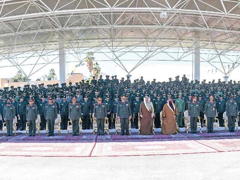 نائب رئيس مجلس الوزراء وزير الدفاع الشيخ حمد الجابر متوسطاً الخريجين (تصوير نوفل إبراهيم)