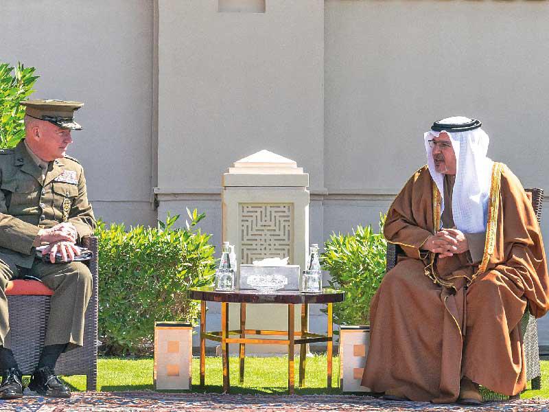 ولي عهد البحرين سلمان بن حمد آل خليفة خلال اجتماعه مع ماكينزي في المنامة أمس الأول (سنتكوم)