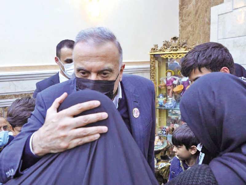 الكاظمي يعزي عائلة الساعدي في ميسان أمس (رئاسة الوزراء)