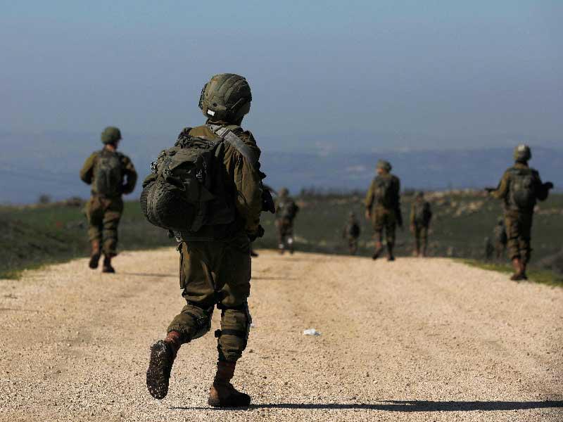 جنود إسرائيليون يسيرون في مرتفعات الجولان