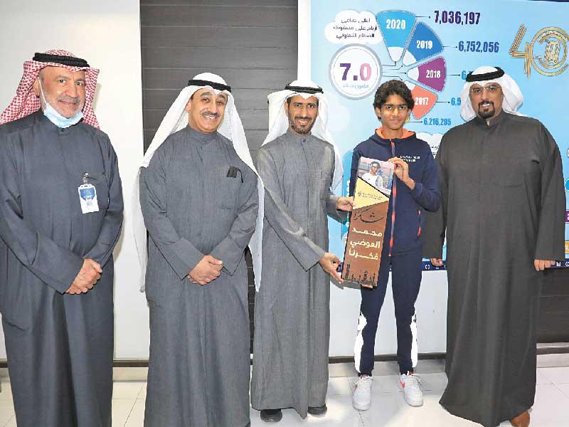 رئيس وأعضاء جمعية مشرف يكرمون العوضيn