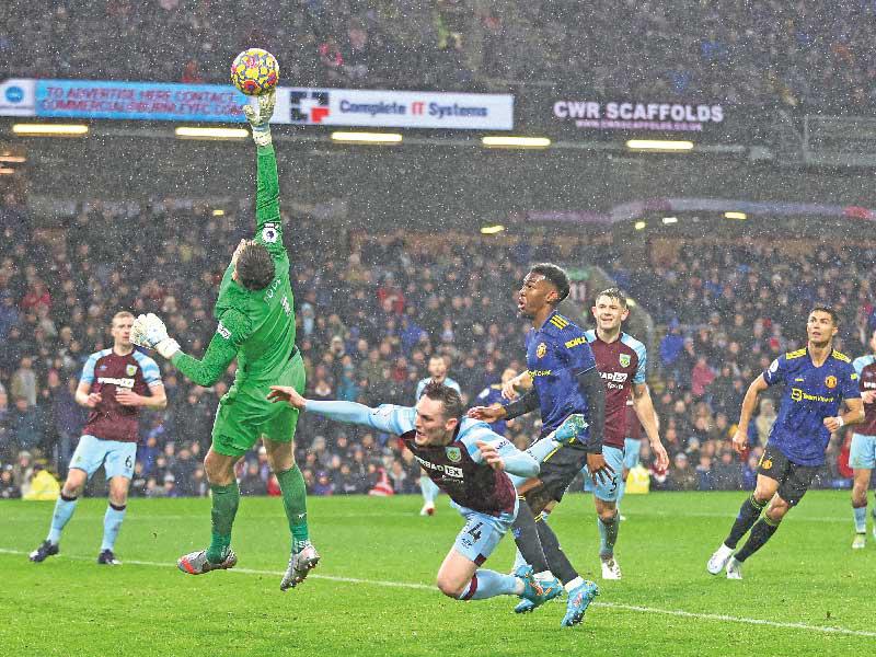 جانب من مباراة مانشستر يونايتد وبيرنلي