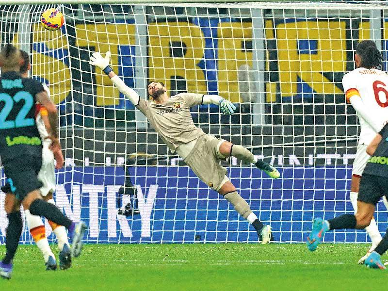 سانشيز نجم الإنتر يسجل هدفه في مرمى روما