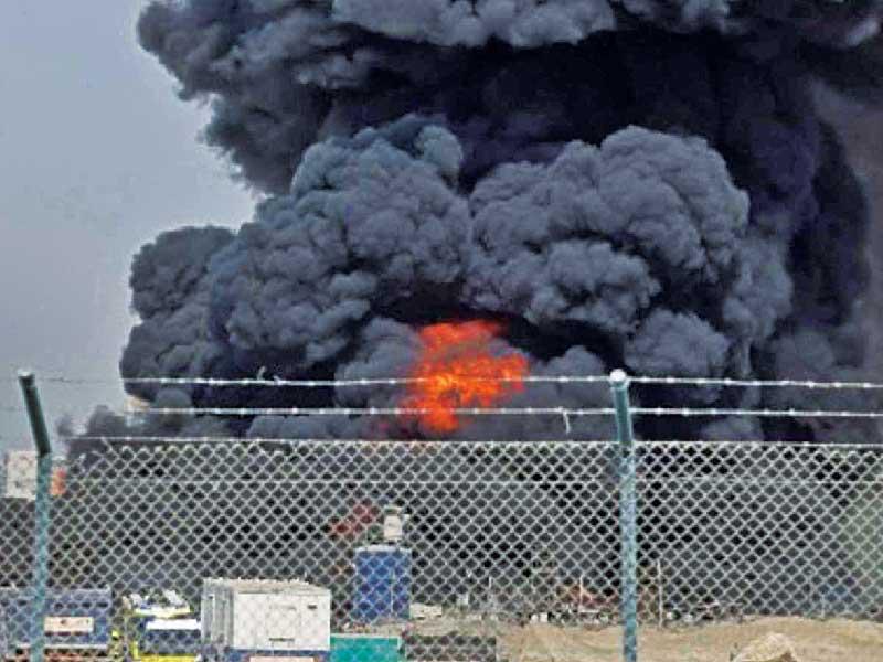 طائرات مسيّرة في سماء أبو ظبي تستهدف مجموعة من شاحنات النفط في مستودع للوقود