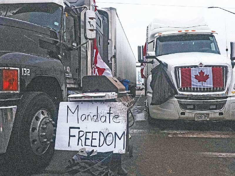 شاحنات كندية تغلق طريقاً قرب جسر أمباسادور أمس الأول                            (أ ف ب)