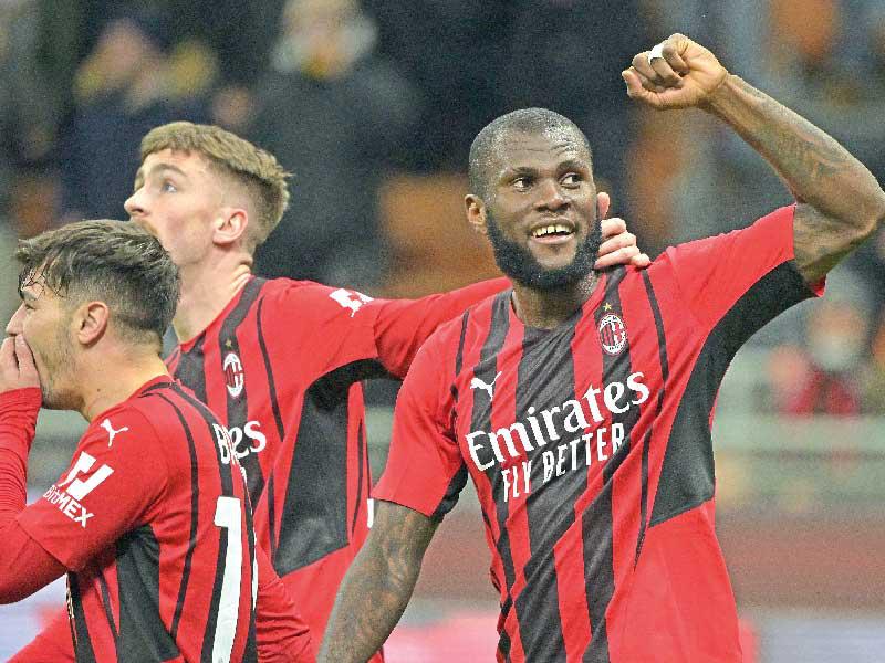 فرانك كيسييه نجم ميلان يحتفل بهدفه