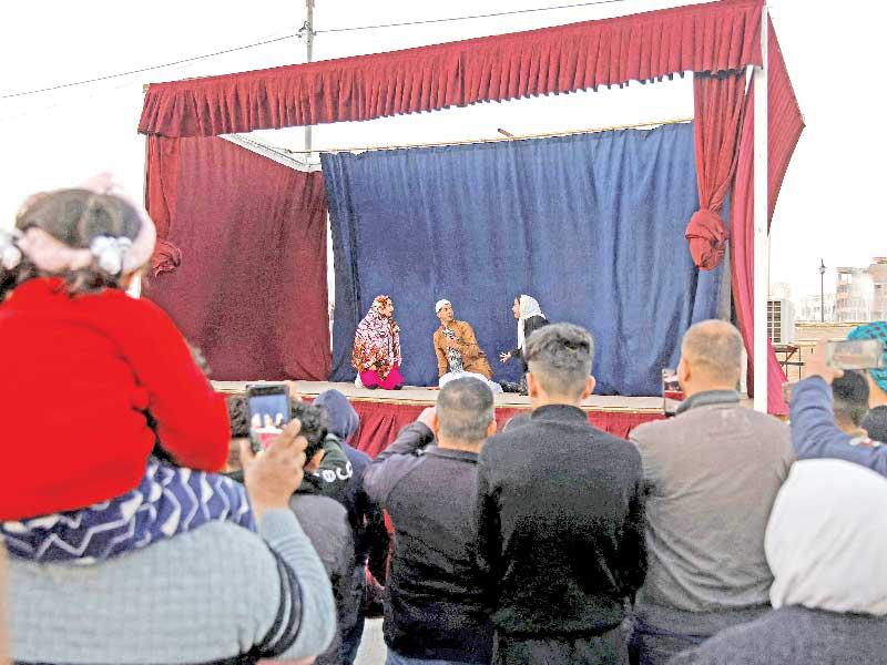 شبان عراقيون يعرضون مسرحية في الموصل القديمة أمس (رويترز)